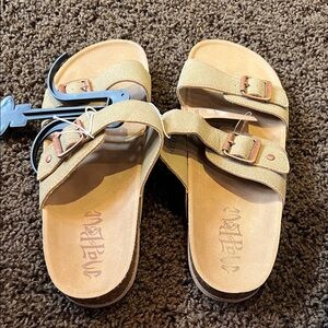 NWT Women’s cork bed sandals